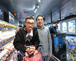 华人江先生（左）、李先生在西澳珀斯Aldi Mirrabooka店购物。（高敏/大纪元）
