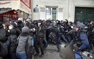 2016年6月14日，反勞動法遊行群眾與警方發生衝突，29名警察和11名示威者受傷。警方已拘捕數十人。(ALAIN JOCARD/AFP/Getty Images)