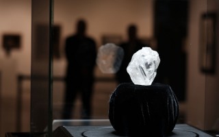 圖為全球最大寶石級原石「我們的光」（Lesedi La Rona）先前在紐約展出，這顆巨鑽即將進行拍賣，可望以超過7000萬美元落槌。(Spencer Platt/Getty Images)