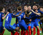 6月15日，法国以2-0战胜阿尔巴尼亚。图为法国队员欢呼胜利。(Alex Livesey/Getty Images)