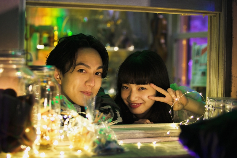 歌手林宥嘉今(16)日举办新专辑《今日营业中》记者会,邀来日本当红女星小松菜奈(右)担纲女主角。(华研提供)