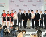 第二届香港单车节将于9月25日举行，大会邀请单车运动员黄蕴瑶（左四）当宣传大使，而黄金宝（右四）则任顾问。（宋祥龙／大纪元）