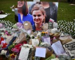2016年6月18日，英国挺留欧女议员柯克斯（Jo Cox）惨遭杀害后，民众以花束悼念她。(BEN STANSALL/AFP/Getty Images)