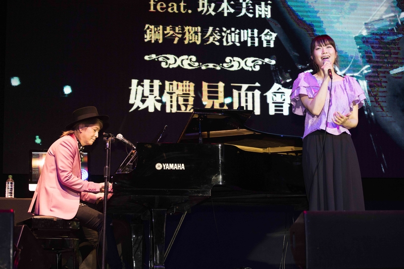 小室哲哉（左）钢琴独奏演唱会上，与坂本龙一之女坂本美雨（右）一起诠释，重现JPOP最辉煌的经典曲目。（avex提供）