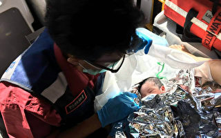 小男嬰救護車誕生 消防員想當乾爹