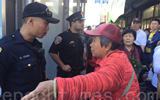 6月20日，姚阿姨在舊金山唐人街認為有人偷了她的錢包，向警察說明。（李霖昭／大紀元）