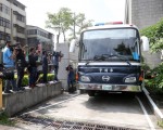 台湾内湖女童“小灯泡”遭砍颈命案，士林地方法院6月23日首次开庭。嫌犯王景玉乘囚车出庭，大批媒体到场关注。（中央社）