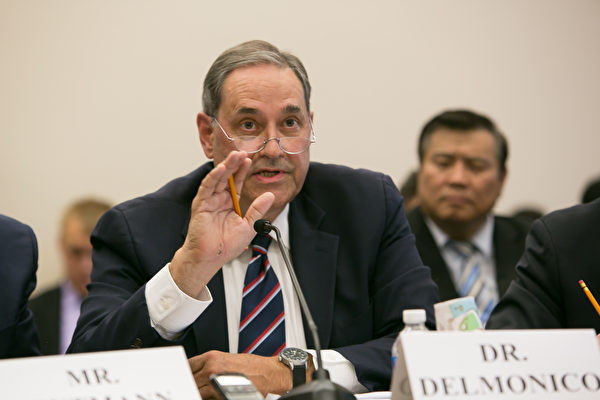弗朗西斯·德爾莫尼科（Francis L. Delmonico）2016年在美國國會聽證會上。（李莎/大紀元）