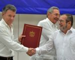 6月23日，哥国总统桑托斯（左）和革命军领导人希梅内斯（右）签署最终停火与解除武装协定，向终结半世纪内战踏出最后一步。(ADALBERTO ROQUE/AFP/Getty Images)
