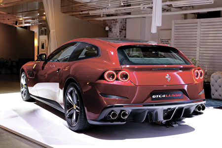 法拉利新款豪华跑车GTC4Lusso。 法拉利新款豪华跑车GTC4Lusso。