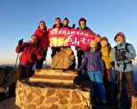 登玉山畢業之旅 雙胞胎互助攻頂