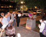 6月3日晚，波士頓「六．四27週年悼念及座談會」後，與會者在唐人街天安門紀念碑前獻花， 燭光悼念為爭取中國民主而犧牲者。（貝拉/大紀元）