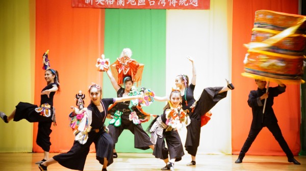 “2016年北美地区台湾传统周”主打节目“极至体能舞蹈团”献演台湾特色舞蹈—布袋戏。（贝拉/大纪元）