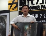 立委黃國昌指著核二廠內部爆料照片，說明核二廠二號機事故的嚴重性。（徐翠玲 /大紀元）