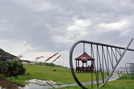 西班牙的薏丝特,以回收塑胶袋为材料,创作“飞天泳士”,唤起民众正视塑胶袋所造成的污染。(周美晴/大纪元)
