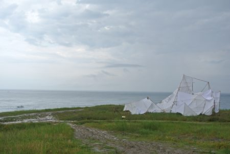 雷吉娜来自德国-潮艺术作品“冰山ㄧ角”,借此提醒对全球暖化问题的关心。(周美晴/大纪元)