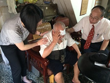 苗医副院长李永恒(右)、社工室主任(左)的亲切关怀,让独居的邱老爷爷(中)感动落泪。(苗栗医院/提供)