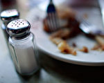美FDA周三（6月1日）公布指引草案，要求全美餐馆及食品制造商，在未来10 年内自愿性地减少1/3用盐量。(Mario Tama/Getty Images)