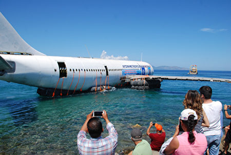 土耳其庫當局在庫沙達瑟(Kusadasi)將1架空中巴士A300客機沉入的愛琴海,吸引大批民眾拍照留念。此舉是為提振觀光業所想出的辦法。照片攝於6月4日。(土耳其安納杜魯新聞社提供)