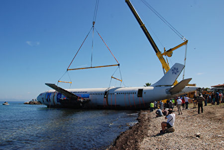 為提振觀光業,土耳其庫當局在庫沙達瑟(Kusadasi)將1架空中巴士A300客機沉入的愛琴海,吸引大批民眾圍觀。照片攝於6月4日。(土耳其安納杜魯新聞社提供)