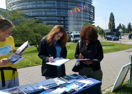 斯特拉斯堡欧洲议会大楼外，民众签名支持法轮功反迫害。（黎平/大纪元）