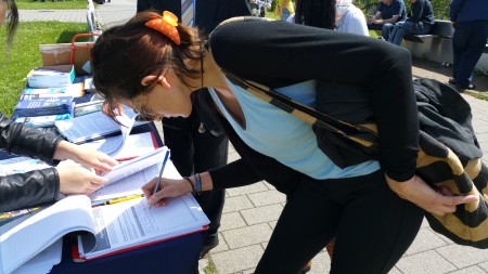 斯特拉斯堡欧洲议会大楼外，民众签名支持法轮功反迫害。（黎平/大纪元）
