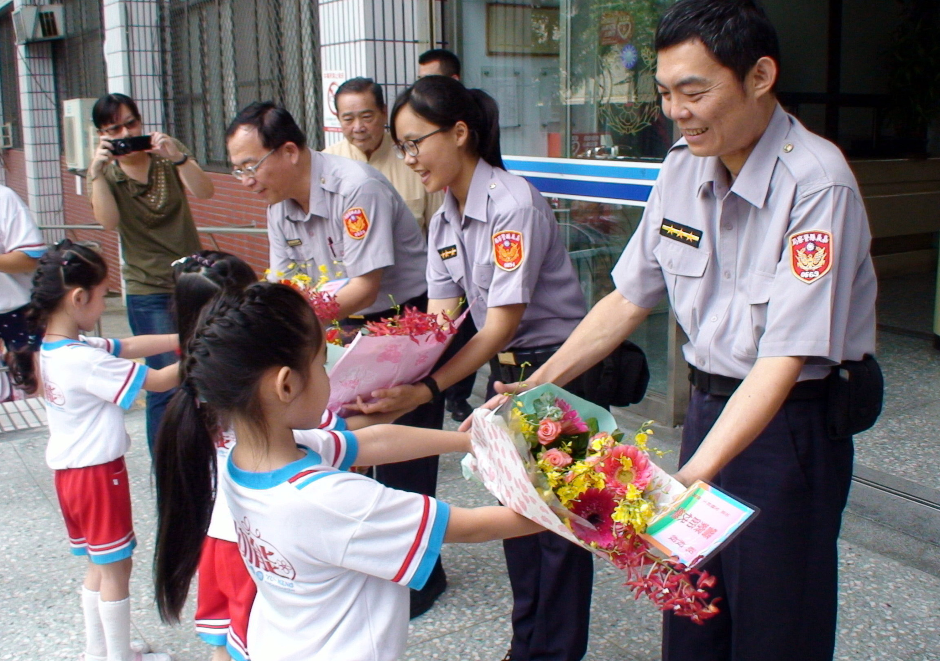 警察节前夕小朋友向警献花加油打气 大纪元
