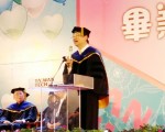 台灣科技大學25日舉行畢業典禮，校長廖慶榮（中）致詞時勉勵畢業生從正面思考和正向行動做起，做個傳遞正能量的人。(中央社)