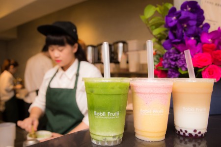珍珠奶茶業者Bobii Fruit推出高級手工獨家粉圓,搭配日本天皇御用的抹茶,茶香濃郁、珍珠口感比起市售一般粉圓更Q潤。(陳柏州/大紀元)