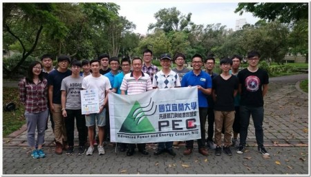 陳助理教授正虎(右7)加入宜蘭縣義消,並向學生宣導。(宜蘭消防局提供)