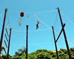 鳳林國中校長黃景良挑戰高空擊球，揭開活動彩帶。（高市教育局提供）