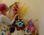 台湾首次群体群力的“陆上造礁”行动，由艺术家Sue Bamford教导学童与社区妈妈们，一针一线勾出美丽的珊瑚礁生态。（海科馆提供）