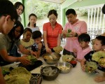 “好事莲莲系列”活动中，游客亲手体验荷叶饭的制作。（新故乡基金会提供）