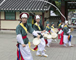 6月9日，韓國首爾南山韓屋村舉行端午節慶典千名中國遊客體驗韓國傳統文化與習俗。圖為農樂舞。（全景林／大紀元）