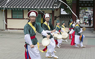 组图：中国游客体验韩国传统习俗