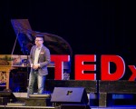 洪马克于TEDx上面发表演说资料照。（洪马克提供）