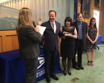 紐約曼哈頓郵政局新任局長克勞西納（Kevin Crocilla）在全家陪同下宣誓就職。 (李蘭／大紀元)