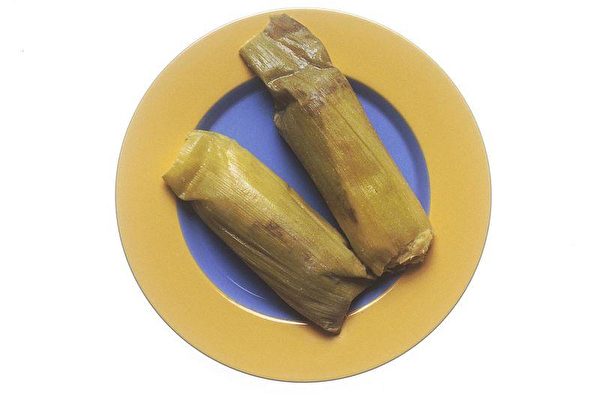 墨西哥粽（Tamale）會將肉、香料、南瓜子、葡萄仁、杏仁、橄欖、辣椒、蝦仁等等混入玉米漿中，以玉米葉或蕉葉包裹。（取自pixabay圖庫）