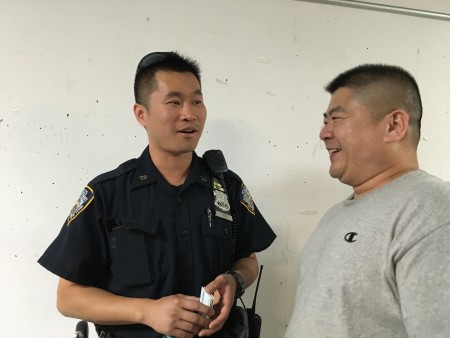 72分局新派驻八大道的邻里协调员江铸(左)会福州话。