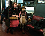 2012年一次活动中，坐在纽约老火车上拍照留念的乘客。 ( Preston Rescigno/Getty Images)