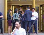 李欧文（中间打蓝色领带、戴眼镜者）从法庭出来，与同事和朋友们一起。 (蔡溶/大纪元)