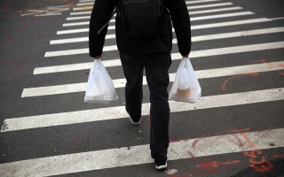 纽约塑料袋收费推迟实施 两议长谈折衷方案
