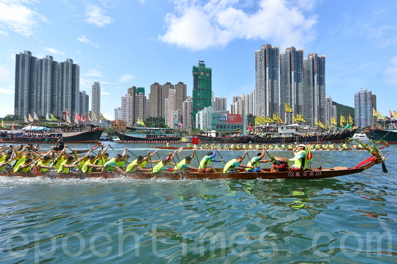 端午節，香港各區包括大澳、赤柱、大埔、西貢和香港仔等均有龍舟競賽。圖為香港仔海濱公園舉行的「2016香港仔龍舟競渡大賽」活動。（宋祥龍/大紀元）