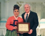 5月31日，大紐約區韓美家長協會（Korean American Parents Association）向紐約州參議員艾維樂（Tony Avella，右）頒發褒獎，感謝他對韓裔社區教育的支持。 (艾維樂辦公室提供)