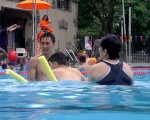 紐約室外公共泳池已經做好了開放的準備，等待民眾前來消暑娛樂。 (王姿懿/大紀元)