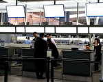 中华航空位于纽约肯尼迪机场的服务台。 (宋昇桦／大纪元)