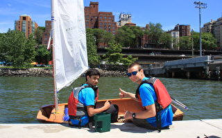 纽约中学生自制船舶 布碌崙东河试航