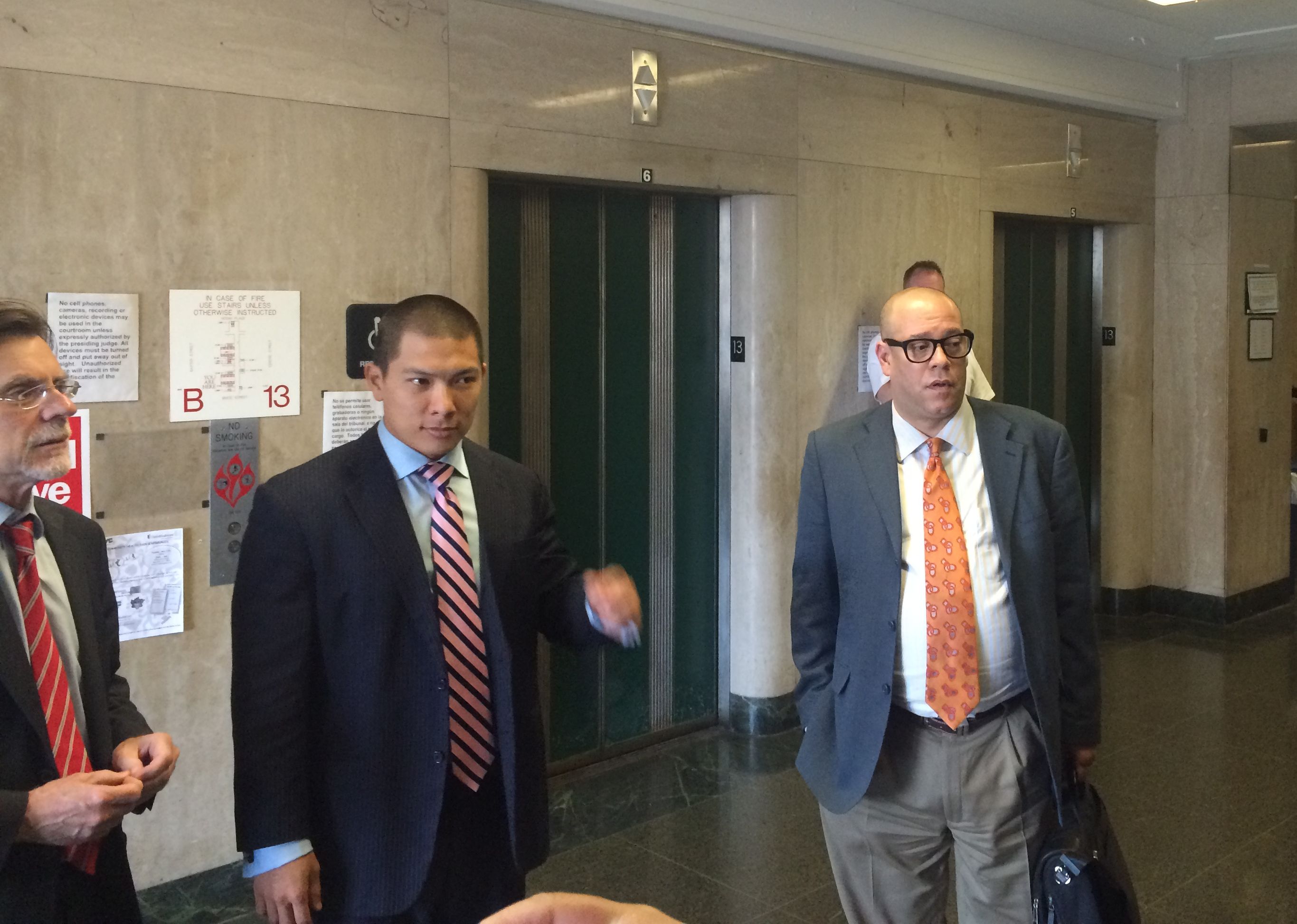 （左起）努涅斯的代表律师、于本杰明、努涅斯上周在曼哈顿刑事法庭。 (蔡溶/大纪元)