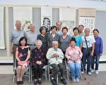 画展记者会现场，前排右二和前排左二为103岁的书法家丁兆麟和100岁的画家夫人丁纪凤。 (图、文：林丹/大纪元)
