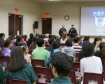 6月16日晚，由尔湾市警局与尔湾市华人警民协会特别为华人社区举办“社区安全座谈会”，现场二百多华人移民聆听讲座。（杨阳/大纪元）